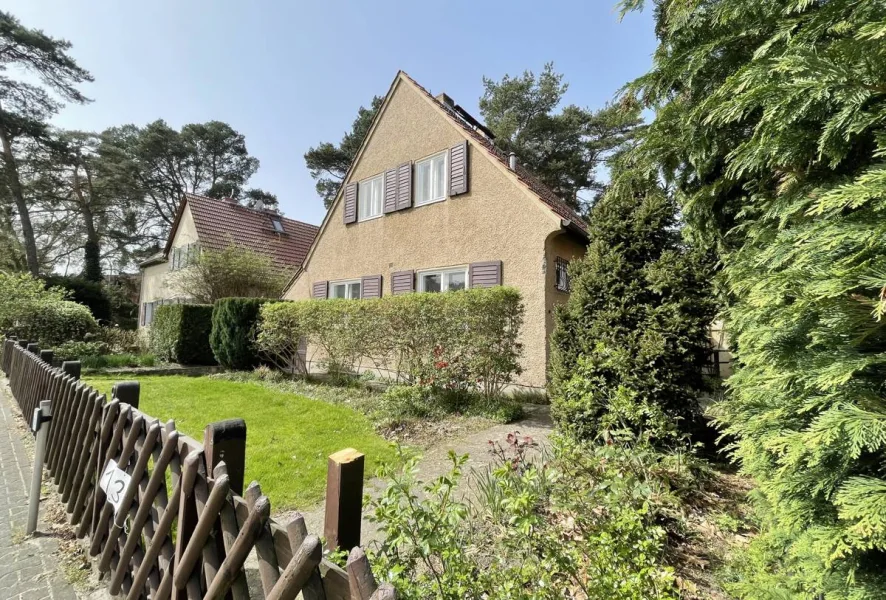 Hausansicht - Haus kaufen in Kleinmachnow - Einfamilienhaus mit Sanierungsfahrplan in Kleinmachnow