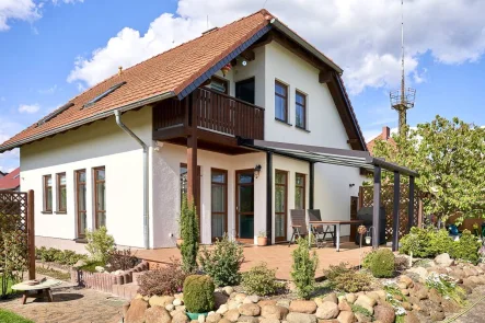 Hausansicht/Terrasse  - Haus kaufen in Rheinsberg - Charmantes Haus in ruhiger Gegend mit gepflegtem Garten