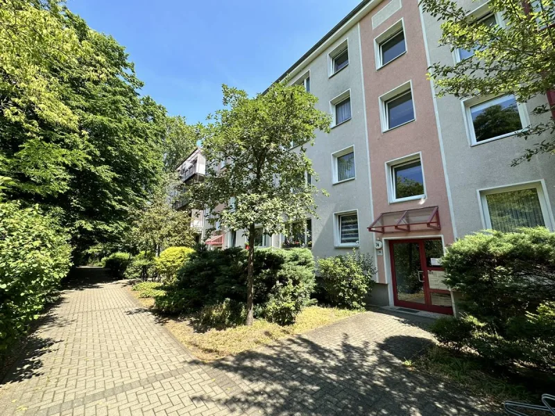 Hausansicht - Wohnung kaufen in Berlin-Plänterwald - Bezugsfreie 3-Zimmer-Wohnung fußläufig zum Treptower Park