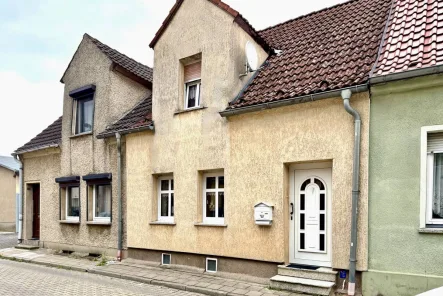 Hausansicht - Haus kaufen in Kyritz - Gepflegtes kleines Haus mit überdachtem Hof