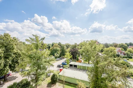 Freien Ausblick genießen - Wohnung kaufen in Berlin-Buckow - Was will man mehr: Schön, bezugsfrei, Weitblick, Aufzug, Garage