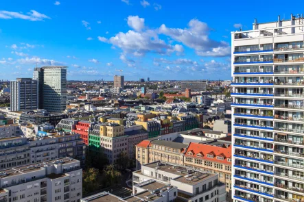 Balkonblick nach Süd-West - Wohnung kaufen in Berlin-Mitte - Höher geht's nicht: Dachgeschoss im 22. OG in Mitte