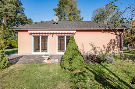 Hausansicht/Terrasse - Haus kaufen in Mühlenbecker Land OT Summt - Gepflegtes Einfamilienhaus im Bungalowstil in sonniger Lage