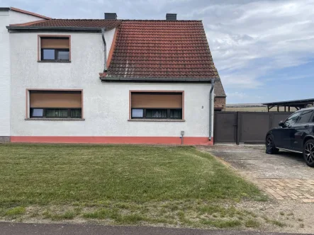 Vorderansicht/Straßenansicht - Haus kaufen in Treuenbrietzen OT Rietz - Charmantes Siedlungshaus mit Scheune und großem Garten