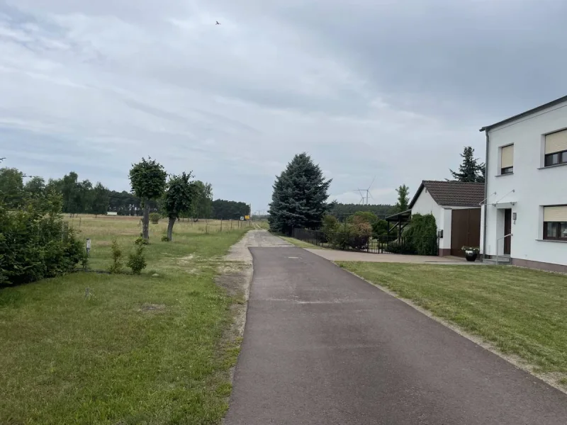 Blick vor dem Haus auf die Felder