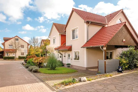 Gepflegter Vorgarten und praktischer Carport - Haus kaufen in Schildow - Ihr Traumhaus für Familie, Komfort und Zukunft!