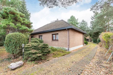 Hausansicht - Haus kaufen in Berlin-Mahlsdorf - Bungalow mit Wohnkeller auf 1.234 m² großem Grundstück