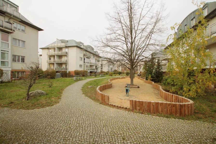 Innenhof mit Spielplatz - Wohnung kaufen in Berlin-Niederschönhausen - Ihr neues Familiennest: Helle 3-Zimmer-Wohnung