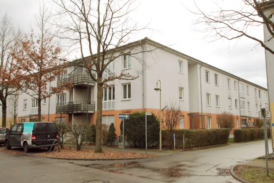 Blick von der Straße - Wohnung kaufen in Schöneiche bei Berlin - Gemütliche 1-Zimmer-Wohnung mit Balkon und Stellplatz