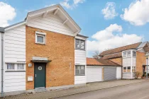 Hausansicht mit Garage