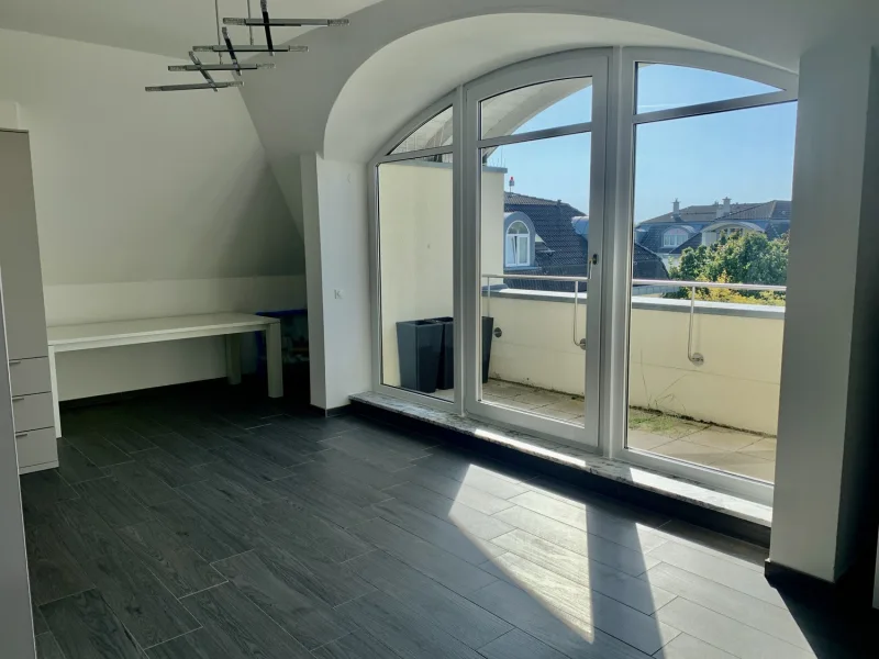 Dachgeschosszimmer mit Balkon