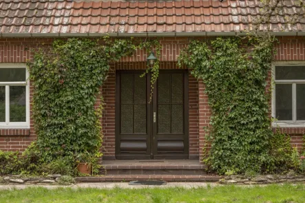 Impression Haustür - Haus kaufen in Eydelstedt - Bezauberndes Landgut mit malerischem Wäldchen