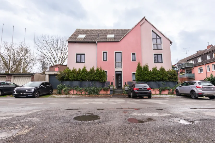 Titelbild - Haus kaufen in Oberhausen / Dümpten - Dolce Vita- Mehrparteienhaus mit schöner Eigentümerwohnung im EG!
