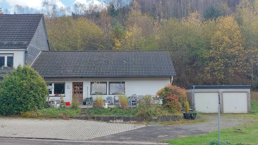 Ansicht - Haus kaufen in Bergneustadt - Multitalent-Bungalow mit großem Grundstück