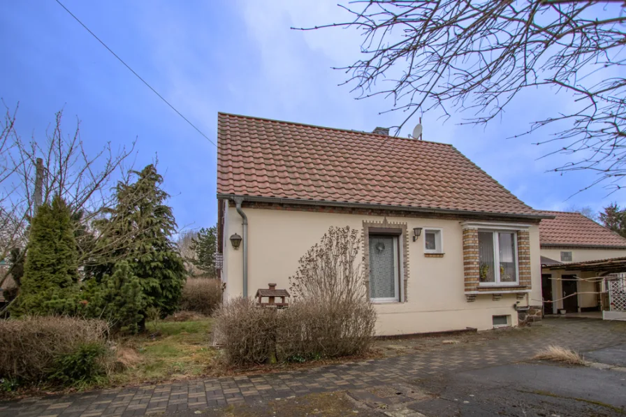 Außenansicht - Haus kaufen in Doberschütz - Charmantes Einfamilienhaus mit großem Garten, Garage und mit Raum für Modernisierungen.