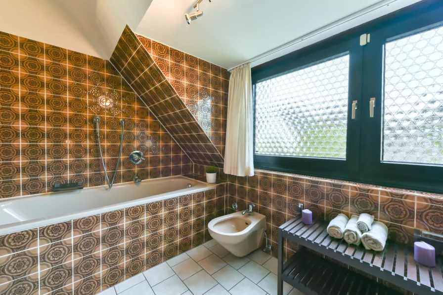 Tageslichtbadezimmer mit Badewanne Obergeschoss Ansicht 2