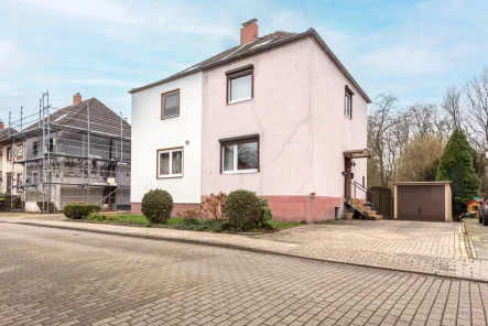 Titelbild - Haus kaufen in Essen / Altenessen-Süd - Renovierungsbedürftige Doppelhaushälfte mit großem Grundstück in Altenessen Süd