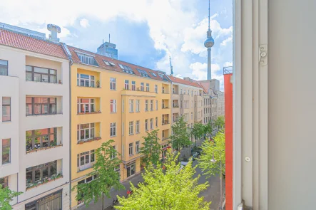 Titelbild - Wohnung mieten in Berlin - Moderne Eleganz im Herzen Berlins – Apartment mit atemberaubender Terrasse | TG-Stellplatz Optional
