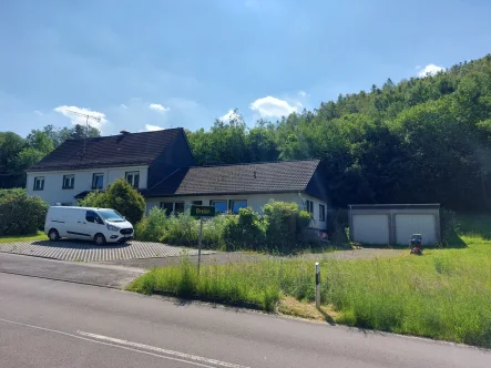 Ansicht - Haus kaufen in Bergneustadt - Altbau-Charme für Könner: Ausbauprojekt mit Bungalow