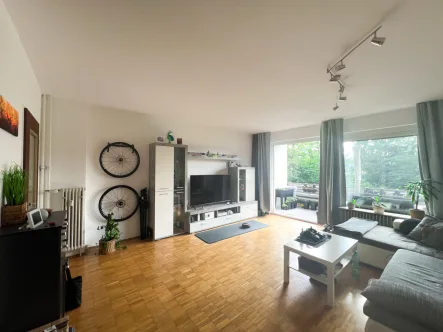 WOHNUNG 1: Wohnzimmer und Balkon - Wohnung kaufen in Kassel / Nord (Holland) - TOP ANGEBOT! Zwei Wohnungen und Garage zum Kauf