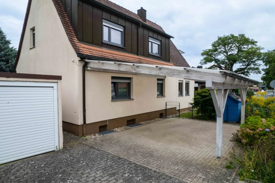 Außenansicht - Haus kaufen in Nürnberg - Ihr neuer Familientraum - Freistehendes Einfamilienhaus in Nürnberg Kornburg