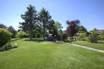 Blick von der Terrasse zum Garten