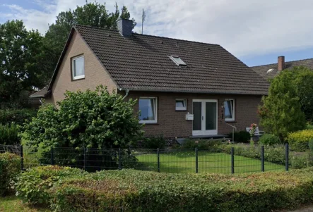 Frontansicht - Haus kaufen in Bassum / Neubruchhausen - Traumhaftes Einfamilienhaus in Neubruchhausen – Platz für die ganze Familie!