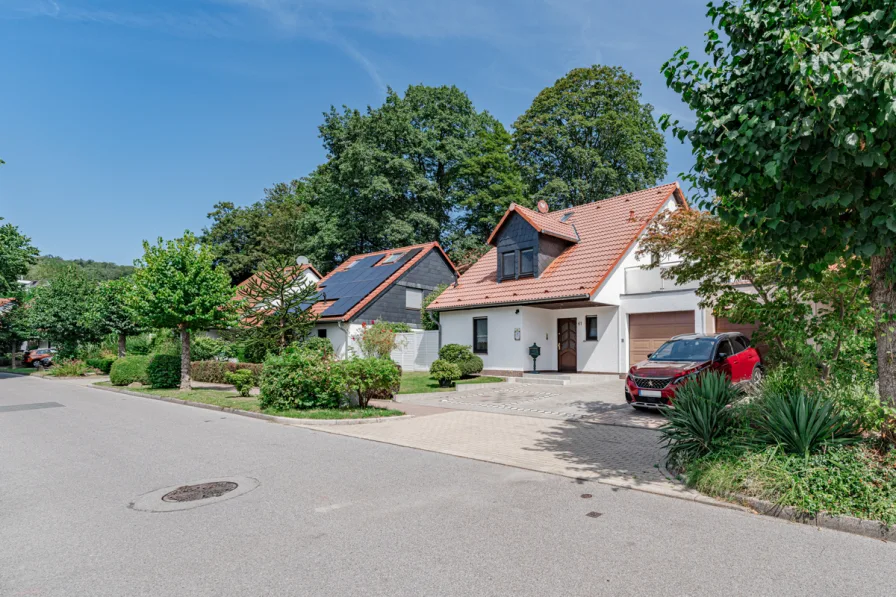 Ansicht Straße  - Haus kaufen in Essen / Heisingen - Verstecktes Paradies in Seenähe!