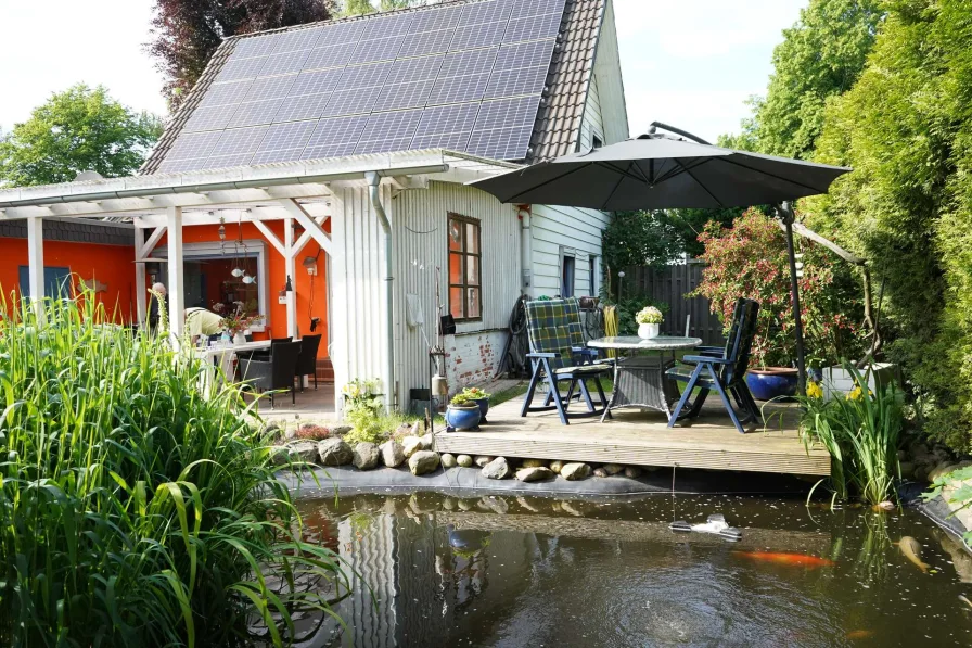 Terrasse am Teich - Haus kaufen in Wahlstedt - Idylle in Wahlstedt für kleine Familien, Paare und Fahrzeugliebhaber - mit exzellenter Anbindung