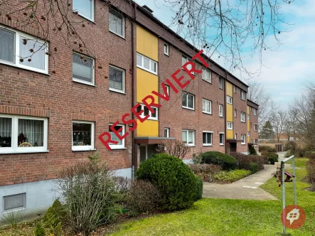 Vorderseite - Wohnung kaufen in Preetz - -Reserviert-Im Hochparterre: Schön geschnittene 2-Zimmer Wohnung mit West-Loggia und Stellplatz