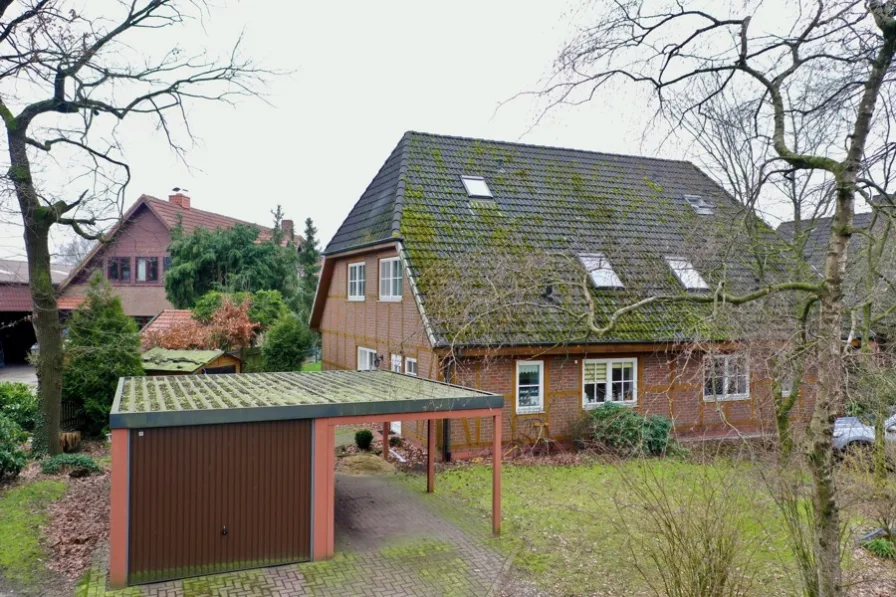 Hausansicht - Haus kaufen in Stemmen - Schöne Doppelhaushälfte mit Garage und Carport