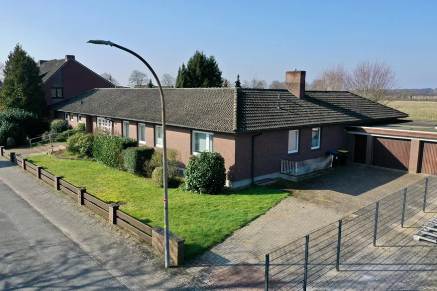 Seitliche Hausansicht - Haus kaufen in Scheeßel / Jeersdorf - Geräumiger Bungalow mit großzügiger Wohnfläche