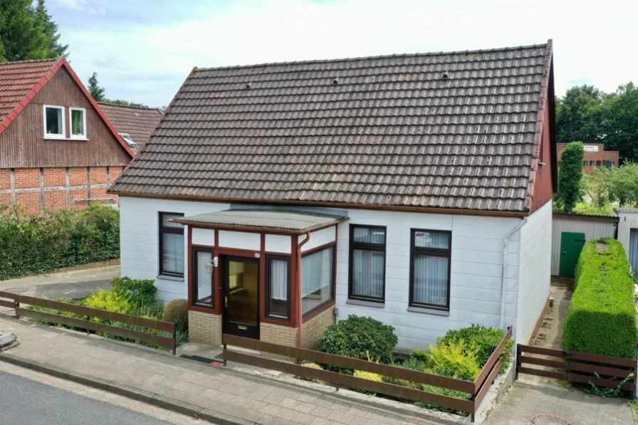 Hausansicht - Haus kaufen in Visselhövede - Sanierungsbedürftiges Einfamilienhaus mit Garage