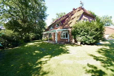 Hausansicht vom Garten - Haus mieten in Vahlde - Einfamilienhaus in ruhiger Umgebung, mit großzügiger Wohnfläche und Garten!