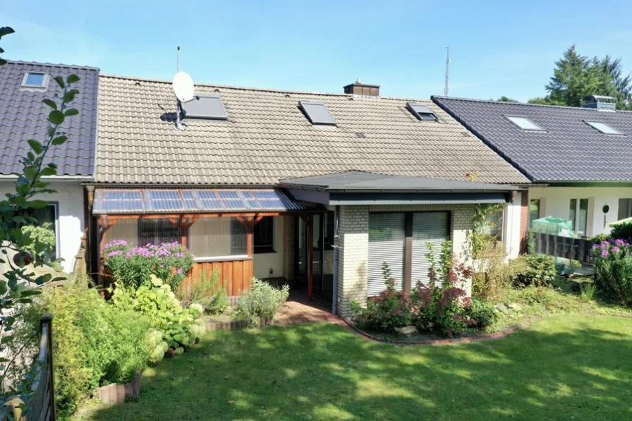 Hausansicht - Haus kaufen in Rotenburg (Wümme) - Charmantes Reihenmittelhaus mit Wintergarten und Garage