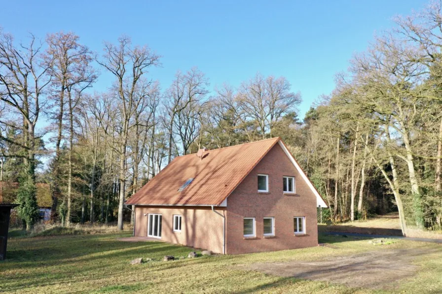 Hausansicht - Haus kaufen in Hemsbünde / Hastedt - Einfamilienhaus mit Ausbaureserve auf großem Grundstück und in idyllischer Lage!