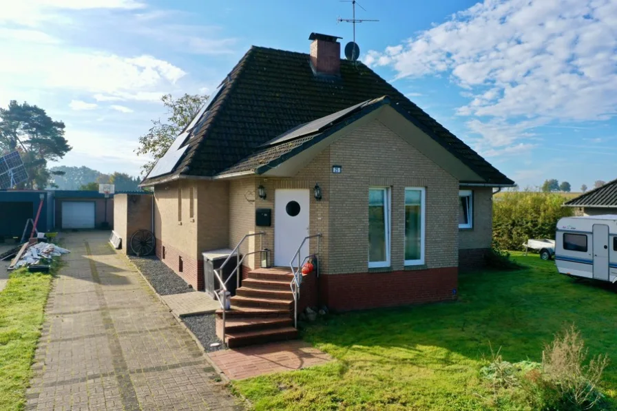 Hausansicht - Haus kaufen in Hemslingen - Charmantes Einfamilienhaus mit Doppelgarage und großzügigem Garten