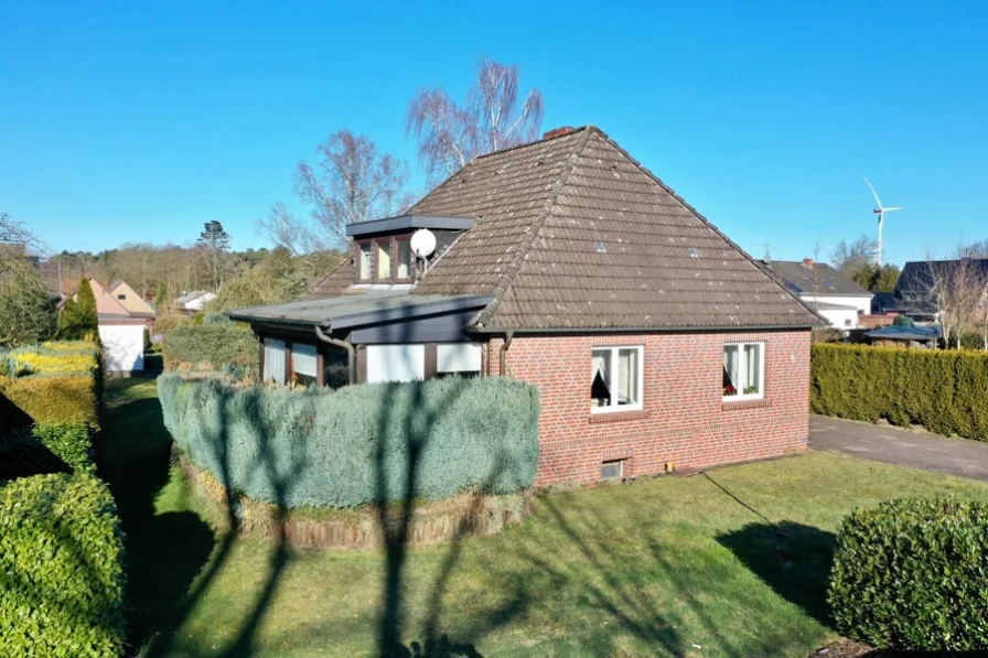 Hausansicht - Haus kaufen in Brockel - Attraktives Einfamilienhaus mit viel Potenzial und Garage