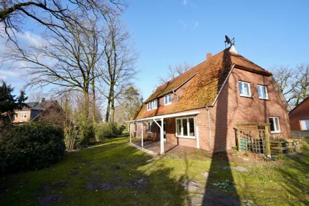 Hausansicht vom Garten - Haus kaufen in Vahlde - Einfamilienhaus in ruhiger Umgebung, mit großzügiger Wohnfläche und Garten!