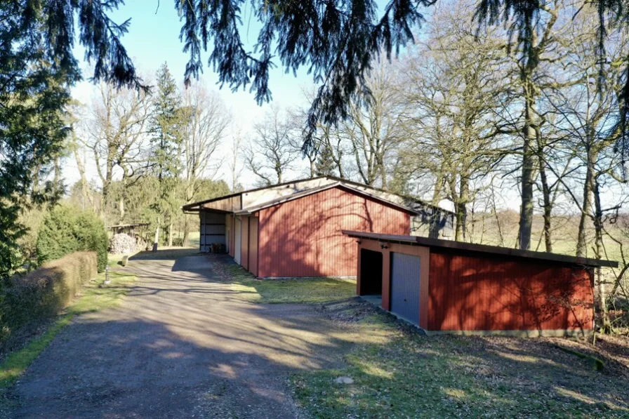 Scheune und Carport