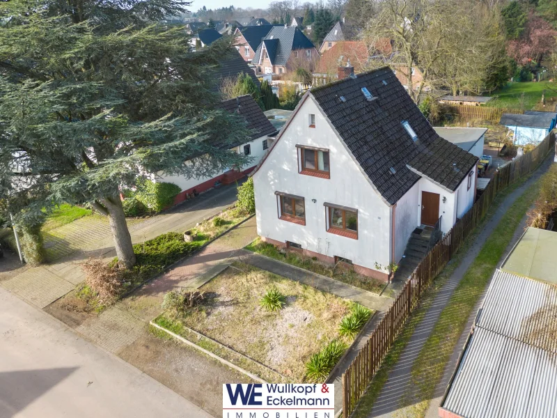 Frontansicht Drohne - Haus kaufen in Halstenbek - Einfamilienhaus in ruhiger Anwohnerstraße von Halstenbek!