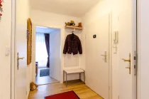 Flur mit Platz für die Garderobe 