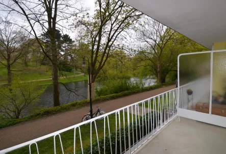 Balkonblick  - Wohnung kaufen in Bremen - Vermietete 3-Zimmer-Stadtwohnung mit Blick in die Wallanlagen! 