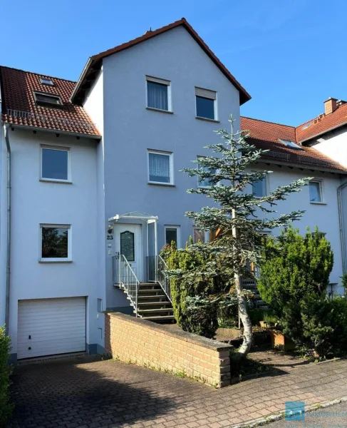 Hausansicht - Haus kaufen in Erfurt - (T)raumwunder! Größer als es scheint! Reihenmittelhaus zu verkaufen!