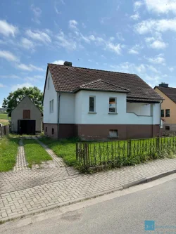 Hausansicht - Haus kaufen in Stadtilm - Einfamilienhaus auf dem Land mit großem Garten und viel Potenzial!