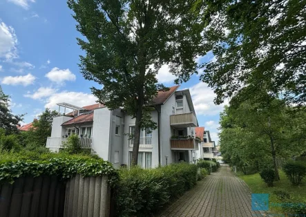 Hausansicht - Wohnung kaufen in Weimar - Reizvolle 3-Raum-Dachgeschosswohnung mit 2 Balkonen und 2 Tiefgaragenstellplätzen in der Weimarer Südstadt!