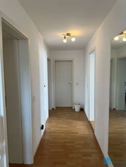 Eingang/Flur - Wohnung mieten in Weimar - Tolle 3-Zimmer-Dachgeschosswohnung in der Weimarer Innenstadt!