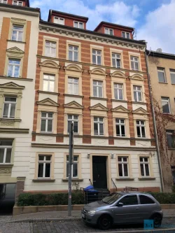 Hausansicht - Wohnung kaufen in Erfurt - Sie haben Glück, das könnte Ihre neue Kapitalanlage inkl. Stellplatz werden!