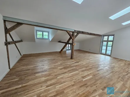 Wohnzimmer mit Balkon - Wohnung mieten in Sömmerda - Extravagante DG-Wohnung mit Wasserblick + Loft-Charakter | Erstbezug |  Balkon | Stellplatz