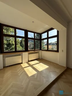 Wohnzimmer - Wohnung mieten in Weimar - Stilvolle & renovierte 5-Raum-Wohnung in der Weimarer Westvorstadt!